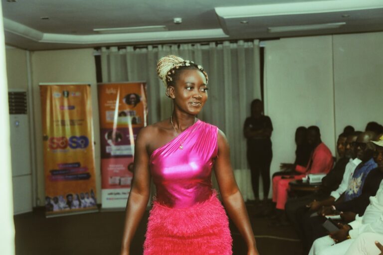 Photo fuchsia dress